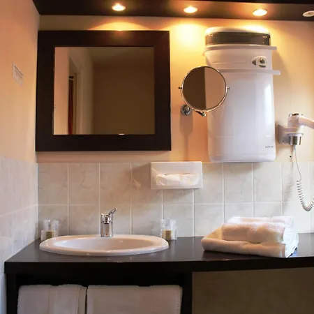 فندق Logis Restaurant Azalees 3*