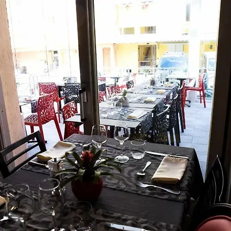 Logis Restaurant Azalees فندق